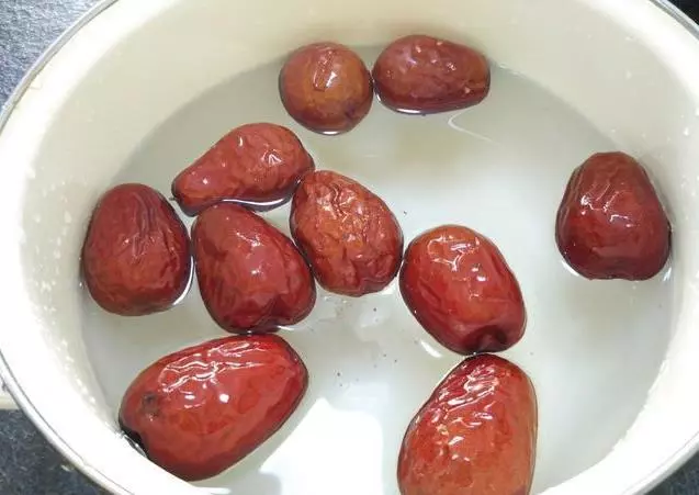 雞湯怎麼燉最好喝,「香菇紅棗雞湯」這道湯一定要多喝,遠離感冒增強免疫力!