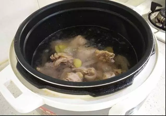 雞湯怎麼燉最好喝,「香菇紅棗雞湯」這道湯一定要多喝,遠離感冒增強免疫力!