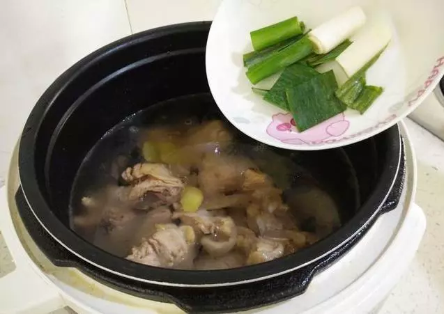 雞湯怎麼燉最好喝,「香菇紅棗雞湯」這道湯一定要多喝,遠離感冒增強免疫力!