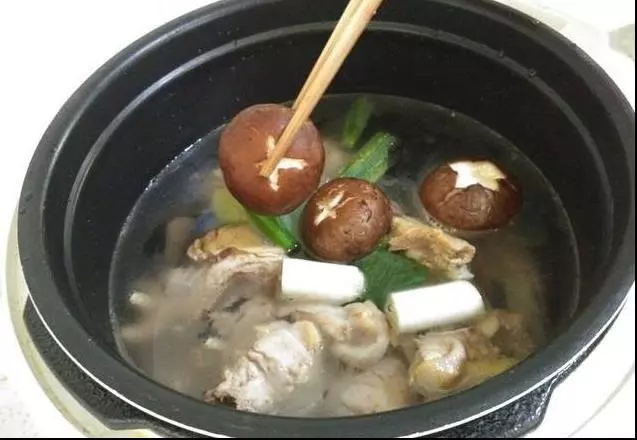 雞湯怎麼燉最好喝,「香菇紅棗雞湯」這道湯一定要多喝,遠離感冒增強免疫力!