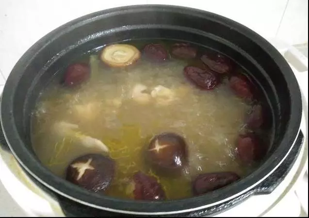 雞湯怎麼燉最好喝,「香菇紅棗雞湯」這道湯一定要多喝,遠離感冒增強免疫力!