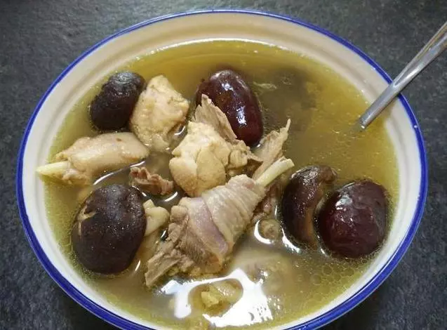 雞湯怎麼燉最好喝,「香菇紅棗雞湯」這道湯一定要多喝,遠離感冒增強免疫力!