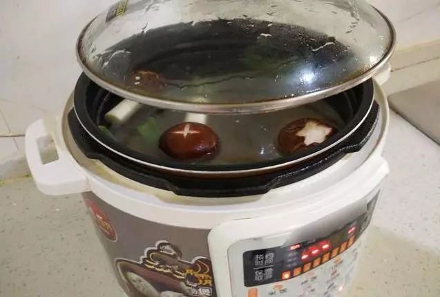 雞湯怎麼燉最好喝,「香菇紅棗雞湯」這道湯一定要多喝,遠離感冒增強免疫力!