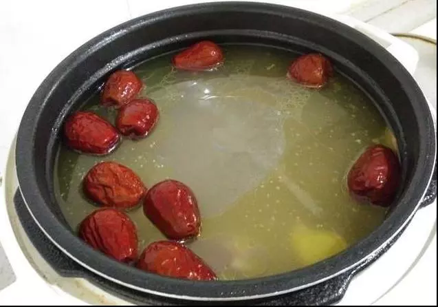 雞湯怎麼燉最好喝,「香菇紅棗雞湯」這道湯一定要多喝,遠離感冒增強免疫力!