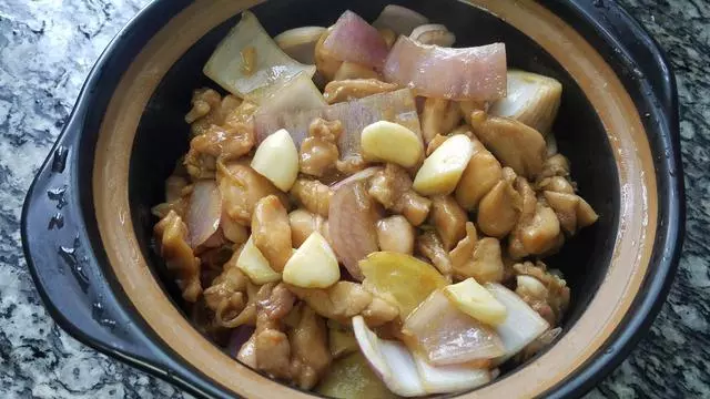 洋蔥燜雞腿,又香又好吃的一道下飯美食,做法簡單味道濃
