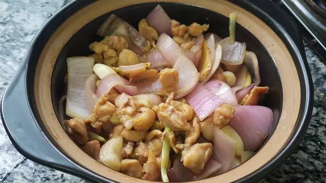 洋蔥燜雞腿,又香又好吃的一道下飯美食,做法簡單味道濃