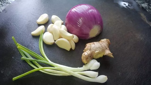 洋蔥燜雞腿,又香又好吃的一道下飯美食,做法簡單味道濃