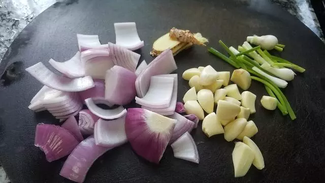 洋蔥燜雞腿,又香又好吃的一道下飯美食,做法簡單味道濃