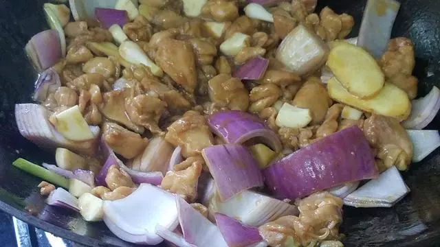 洋蔥燜雞腿,又香又好吃的一道下飯美食,做法簡單味道濃