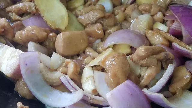 洋蔥燜雞腿,又香又好吃的一道下飯美食,做法簡單味道濃