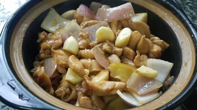 洋蔥燜雞腿,又香又好吃的一道下飯美食,做法簡單味道濃