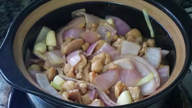 洋蔥燜雞腿,又香又好吃的一道下飯美食,做法簡單味道濃