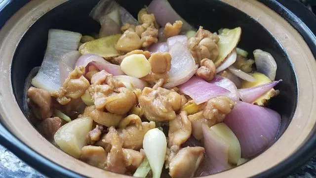 洋蔥燜雞腿,又香又好吃的一道下飯美食,做法簡單味道濃