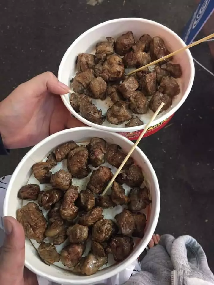逛夜市買了兩份骰子牛居然要600元! 價錢讓她驚呆:是我吃米不知米價嗎