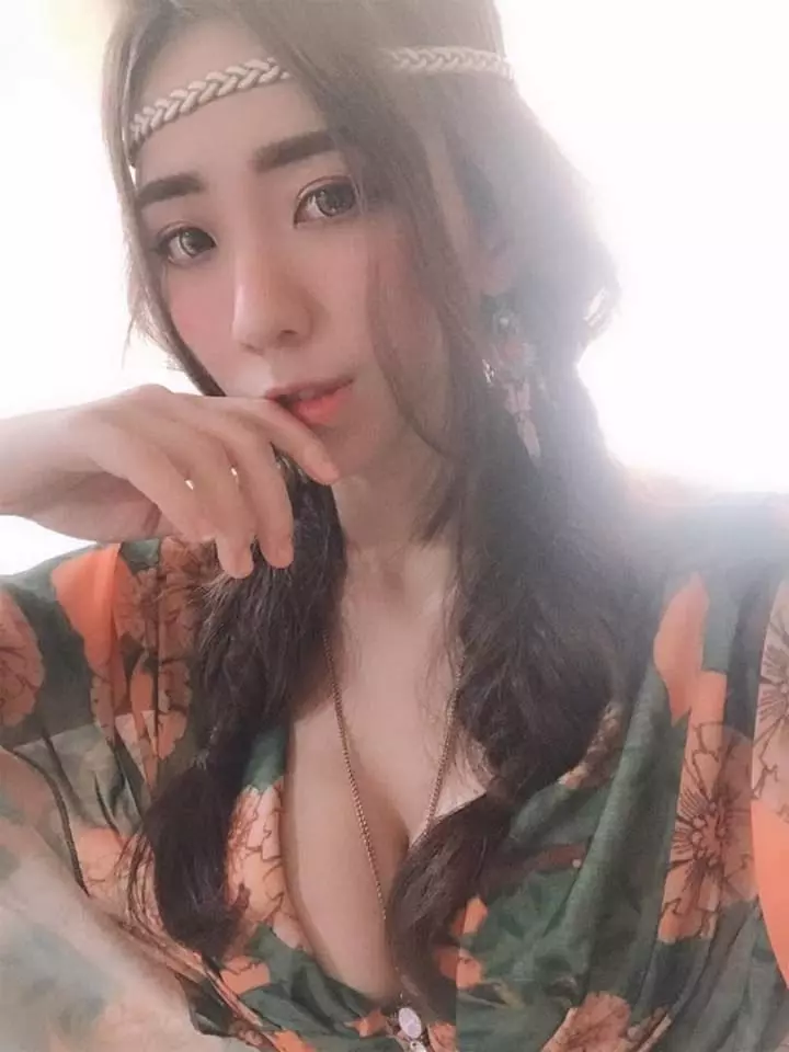 性感女騎士「張宇婷」火辣上衣配超短熱褲就上路,讓路人全都看傻了眼!