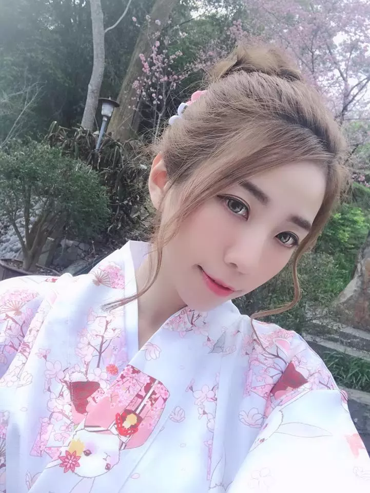 性感女騎士「張宇婷」火辣上衣配超短熱褲就上路,讓路人全都看傻了眼!