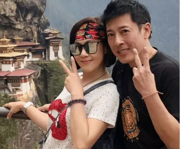 夫妻倆為抗老,堅持25年「不吃肉不生子」,如今57歲妻子如20歲少女般貌美