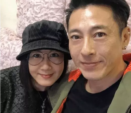 夫妻倆為抗老,堅持25年「不吃肉不生子」,如今57歲妻子如20歲少女般貌美