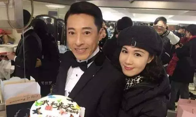 夫妻倆為抗老,堅持25年「不吃肉不生子」,如今57歲妻子如20歲少女般貌美