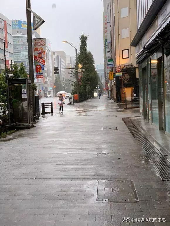 日本網友:滅世級颱風來臨,秋葉原女僕依然堅守,二次元賽高