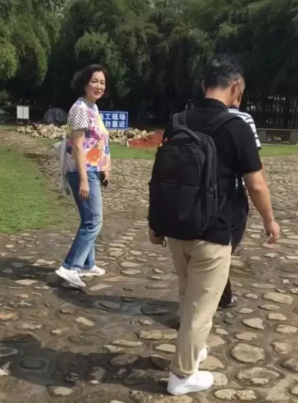 優雅老去!63歲林青霞旅遊被拍,滿臉皺紋毫不在意,堅持不修圖美得自然:做最真實的自己