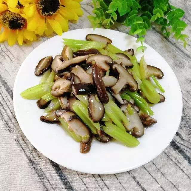 芹菜味美價廉,分享10種家常做法,吃的健康,還能多下飯