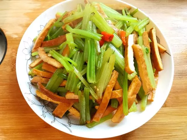 芹菜味美價廉,分享10種家常做法,吃的健康,還能多下飯