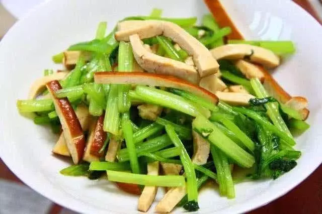 芹菜味美價廉,分享10種家常做法,吃的健康,還能多下飯