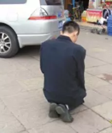 妻子坐月子時,我去偷會情人,情人一句話嚇得我跪在妻子面前大哭