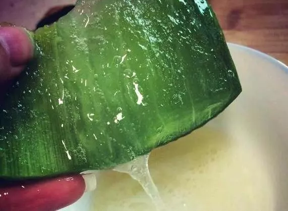 臉上長了「老年斑」!教你1個簡單的小技巧!淡斑還美容!
