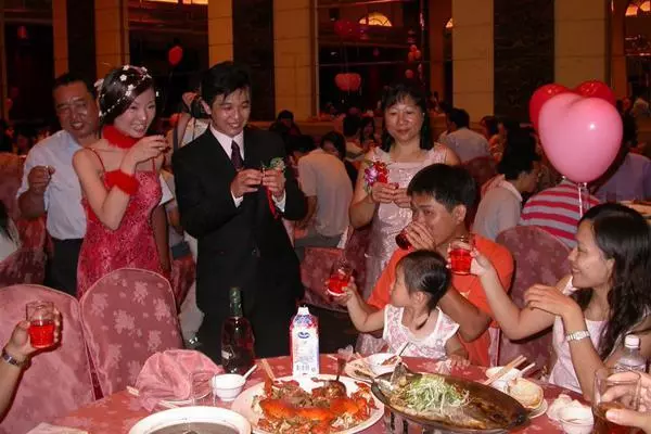家裡太窮娶不起老婆,只能娶個毀容的醜女人,結婚後我發現我錯了