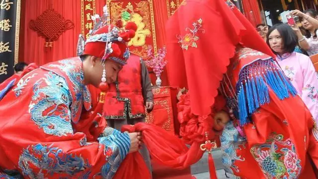 老公每個月賺七八萬,婆婆病入膏肓把存款都給我,讓我馬上離婚!