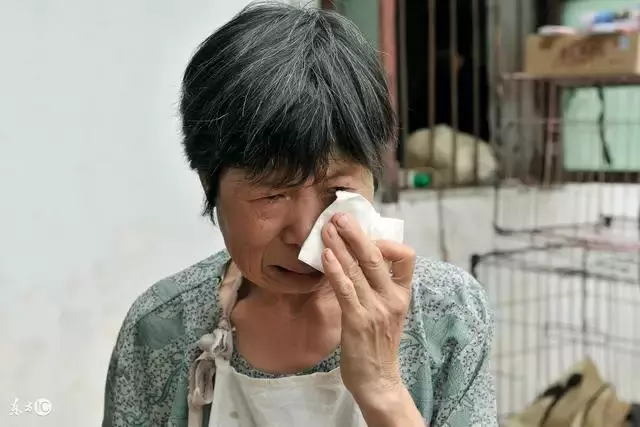 老公每個月賺七八萬,婆婆病入膏肓把存款都給我,讓我馬上離婚!