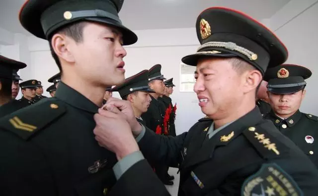 戰友借錢兩年未還,電話不接徹底聯繫不上,直到他妻子來我才明白