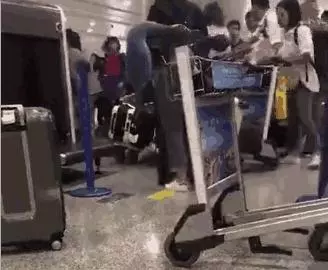 華人回國慌了:下飛機行李已被海關監管 貼上封條!