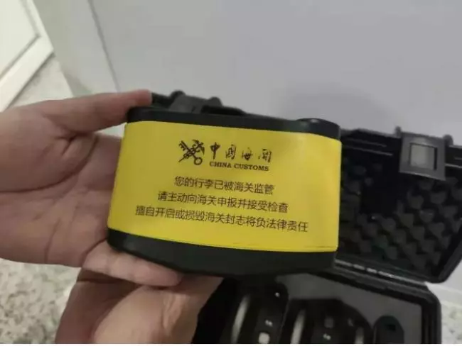 華人回國慌了:下飛機行李已被海關監管 貼上封條!