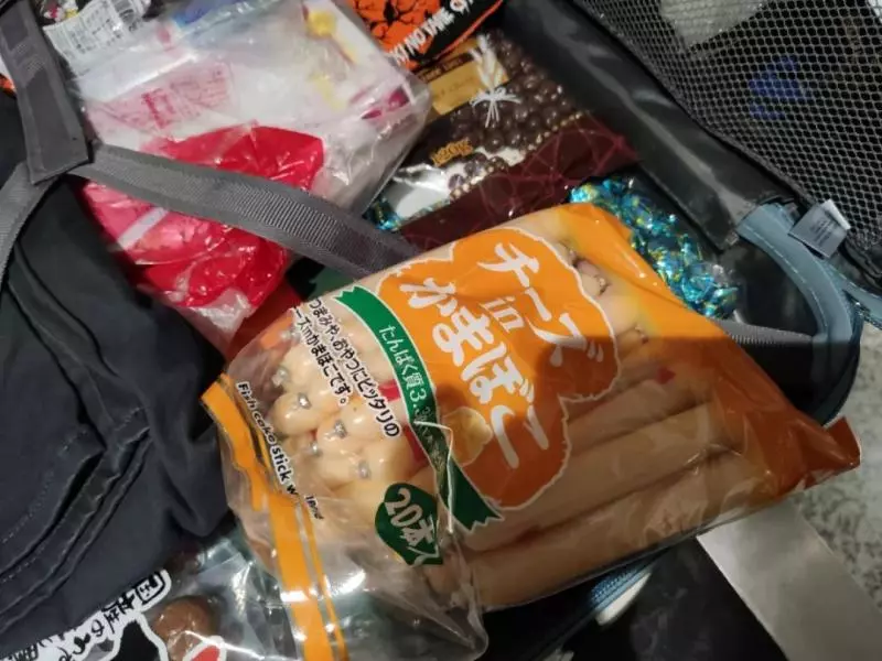 華人回國慌了:下飛機行李已被海關監管 貼上封條!