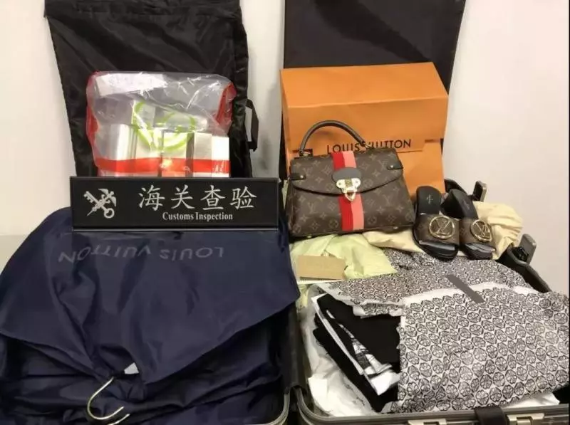 華人回國慌了:下飛機行李已被海關監管 貼上封條!