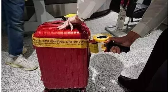 華人回國慌了:下飛機行李已被海關監管 貼上封條!