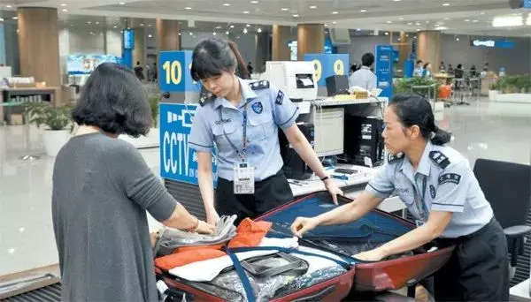華人回國慌了:下飛機行李已被海關監管 貼上封條!