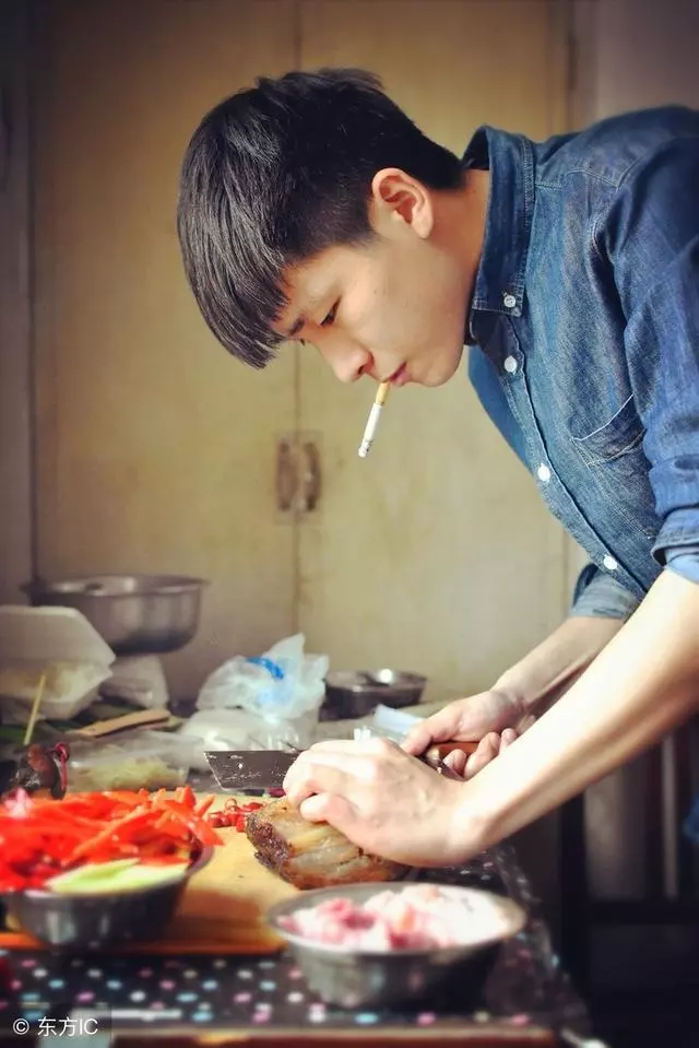 孕期老公給我洗腳被婆婆瞧見了,從此我沒過過一天好日子,怨誰?