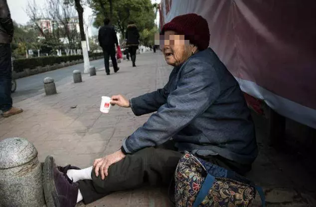 母親要飯養出富豪兒子,婚禮當天卻嫌棄拒之門外 !