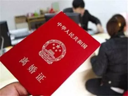 女兒要出嫁了,前夫送來30萬塊錢,我怒斥:她後爸不差這點錢!
