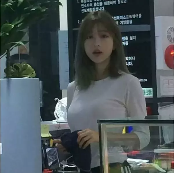 還記得去年爆紅的網咖女店員嗎?網友神出超亮車頭燈本尊,私下超極品,跪求地址啊!
