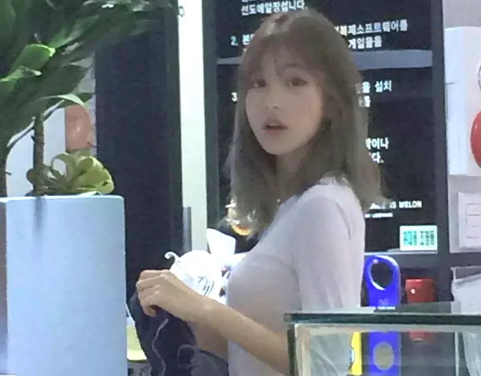 還記得去年爆紅的網咖女店員嗎?網友神出超亮車頭燈本尊,私下超極品,跪求地址啊!