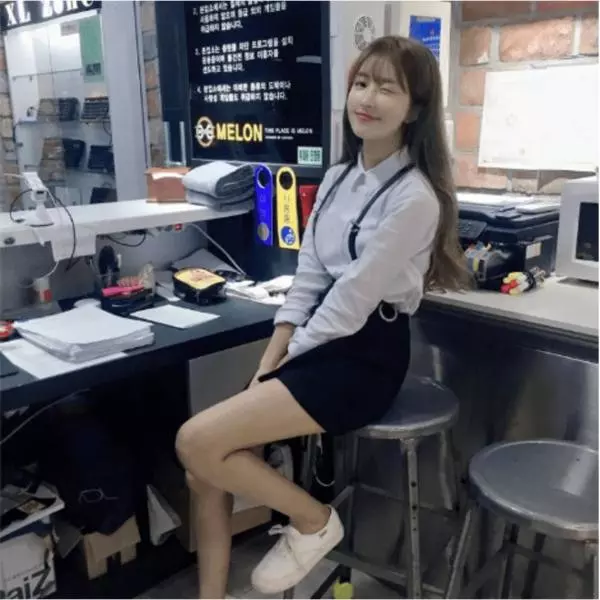 還記得去年爆紅的網咖女店員嗎?網友神出超亮車頭燈本尊,私下超極品,跪求地址啊!