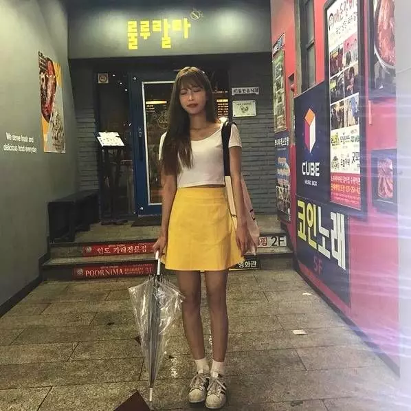 還記得去年爆紅的網咖女店員嗎?網友神出超亮車頭燈本尊,私下超極品,跪求地址啊!