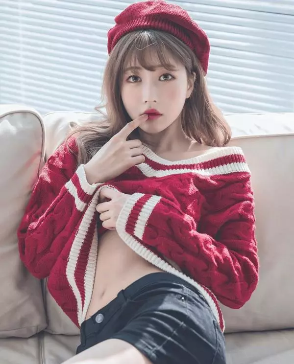 還記得去年爆紅的網咖女店員嗎?網友神出超亮車頭燈本尊,私下超極品,跪求地址啊!