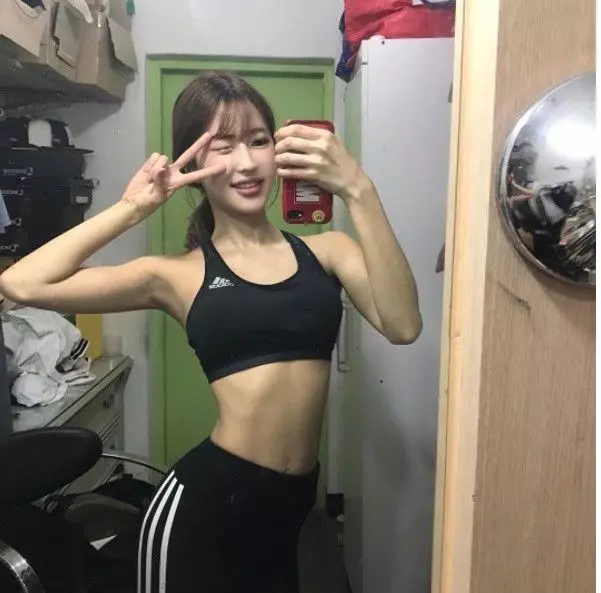 還記得去年爆紅的網咖女店員嗎?網友神出超亮車頭燈本尊,私下超極品,跪求地址啊!