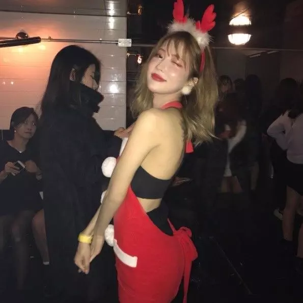 還記得去年爆紅的網咖女店員嗎?網友神出超亮車頭燈本尊,私下超極品,跪求地址啊!